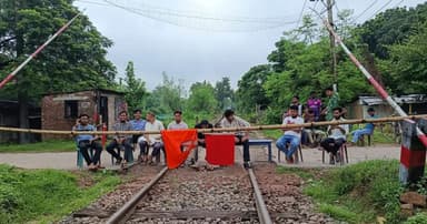 রাবি শিক্ষার্থীদের রেলপথ অবরোধে ট্রেন ৩৫ লাখ টাকার ক্ষতির দাবি রেলওয়ের