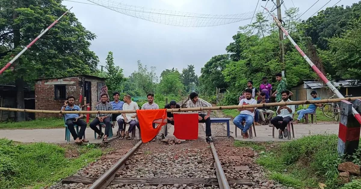 রাবি শিক্ষার্থীদের রেলপথ অবরোধে ট্রেন ৩৫ লাখ টাকার ক্ষতির দাবি রেলওয়ের