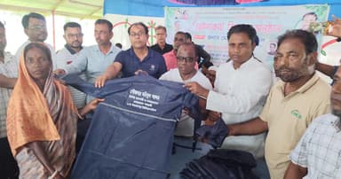 কমলগঞ্জে নারী চা শ্রমিকদের মাঝে রেইনকোট বিতরণ
