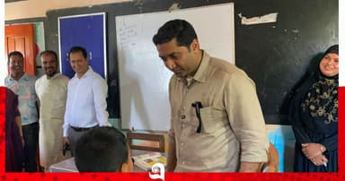 হাওরের শিক্ষার্থীদের সাথে কথা বললেন প্রতিমন্ত্রী