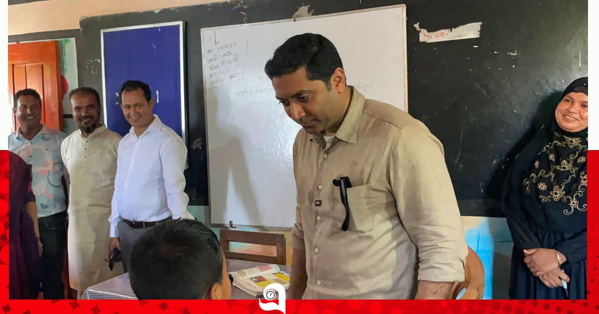 হাওরের শিক্ষার্থীদের সাথে কথা বললেন প্রতিমন্ত্রী
