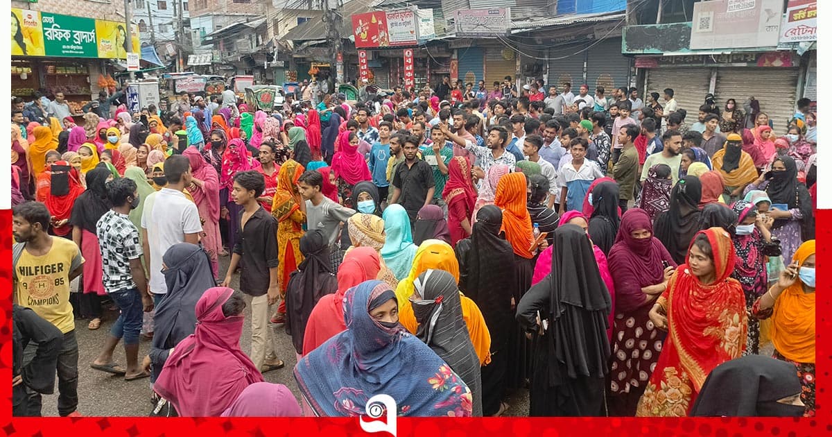 বকেয়া বেতনসহ, আট দফা দাবিতে শ্রমিকদের সড়ক অবরোধ