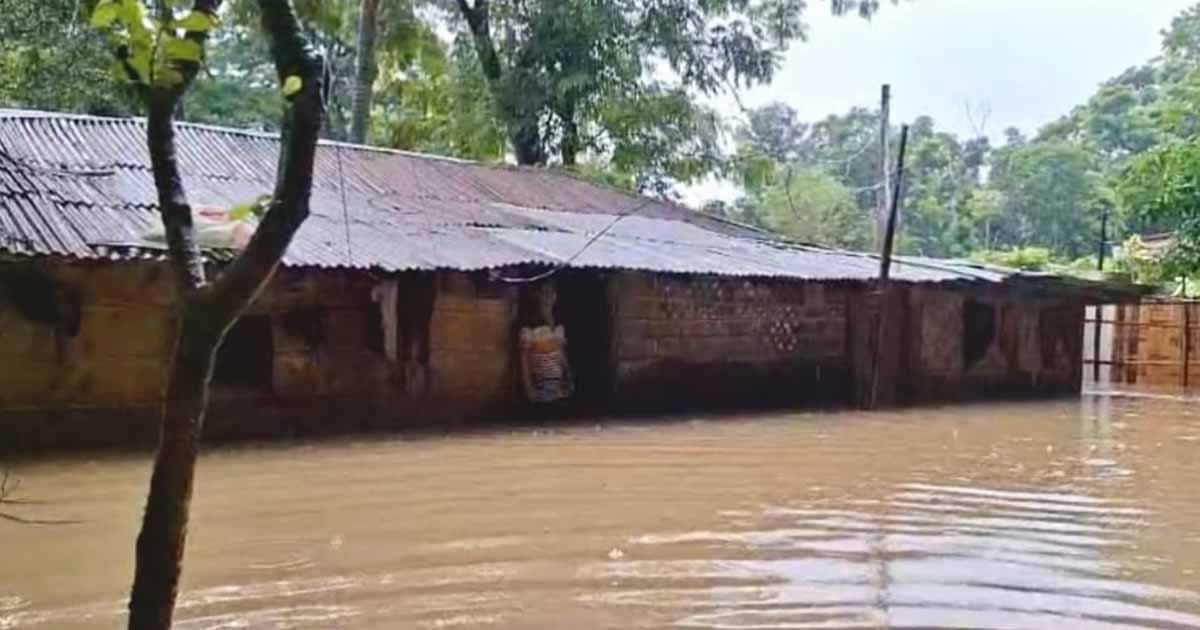 পানি বন্দী কয়েক হাজার পরিবার, দুর্ভোগ চরমে