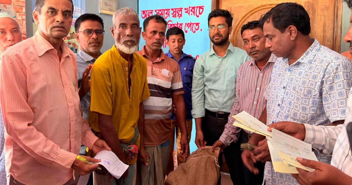 কৃষকের মাঝে প্রধানমন্ত্রীর মানবিক সহায়তা বিতরণ