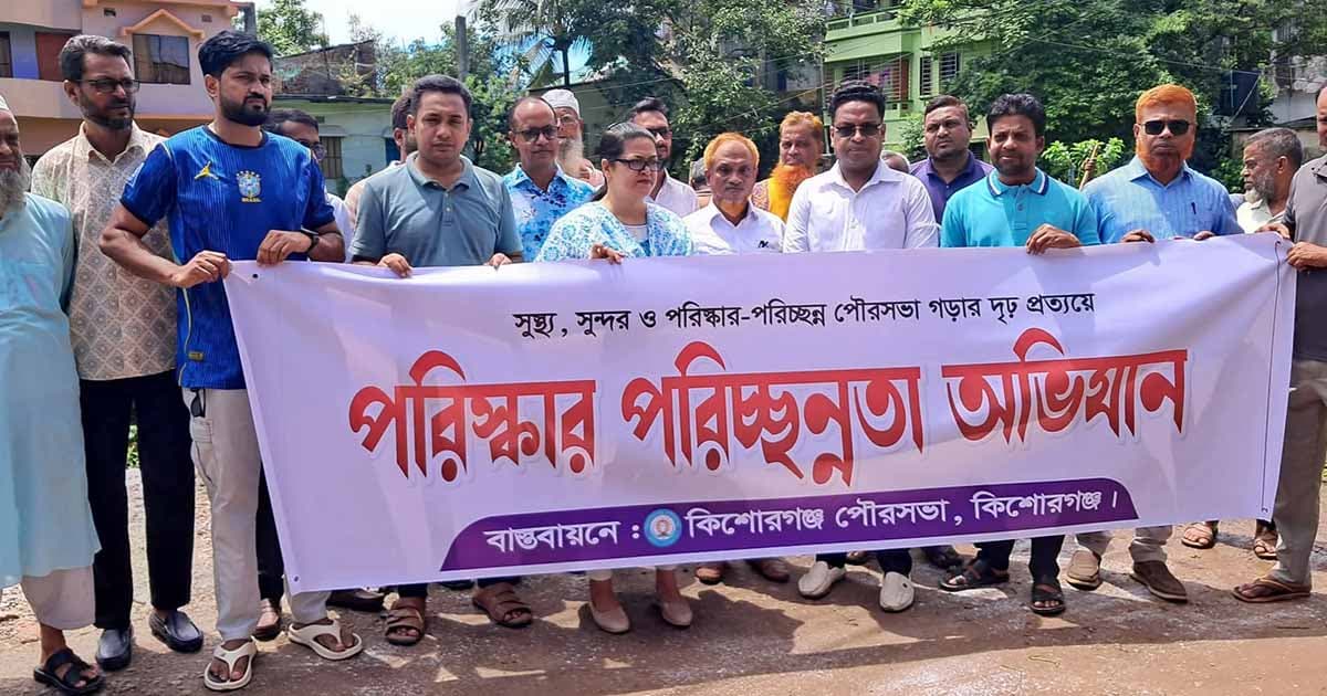 পুকুর পরিষ্কার-পরিচ্ছন্নতায় স্বস্তিতে এলাকাবাসী