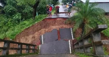 সেতু ধসে বান্দরবান-রাঙামাটি সড়ক যোগাযোগ বিচ্ছিন্ন
