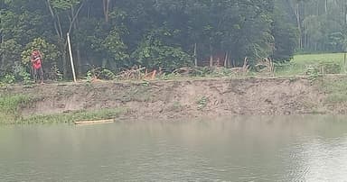 কোটালীপাড়ায় ফসলি জমি ধ্বংস করে বালু উত্তোলন