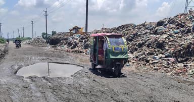 মদনপুর মহাসড়কে খানাখন্দ ও ময়লার স্তূপ, ভোগান্তি