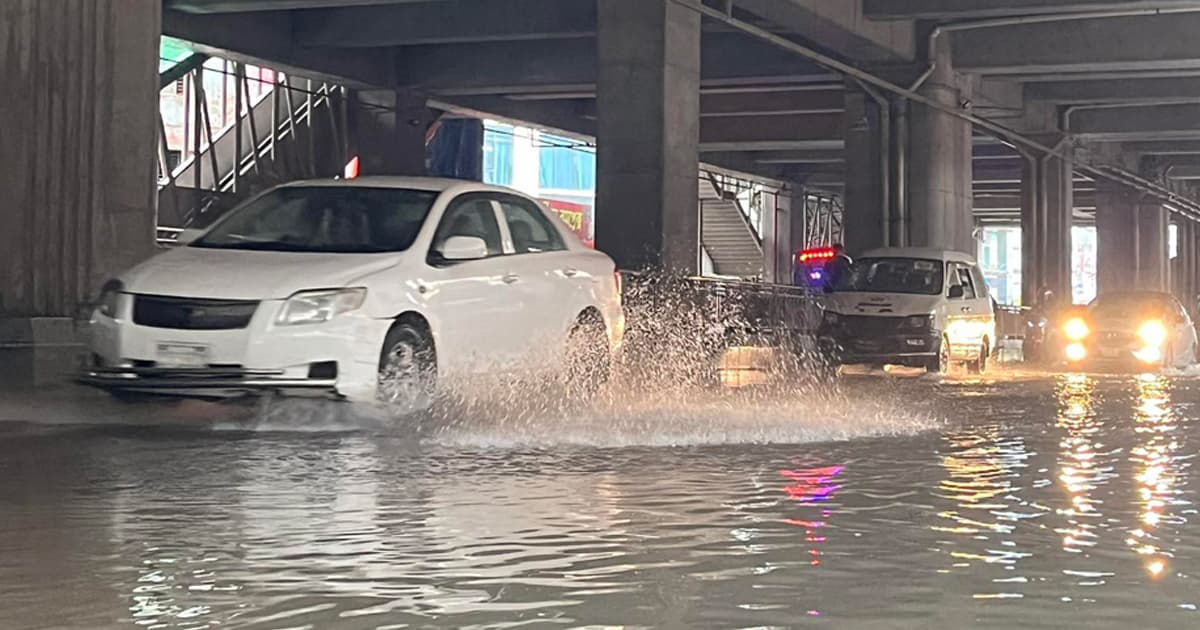 বৃষ্টি আর জলাবদ্ধতায় দুর্ভোগে রাজধানীবাসী