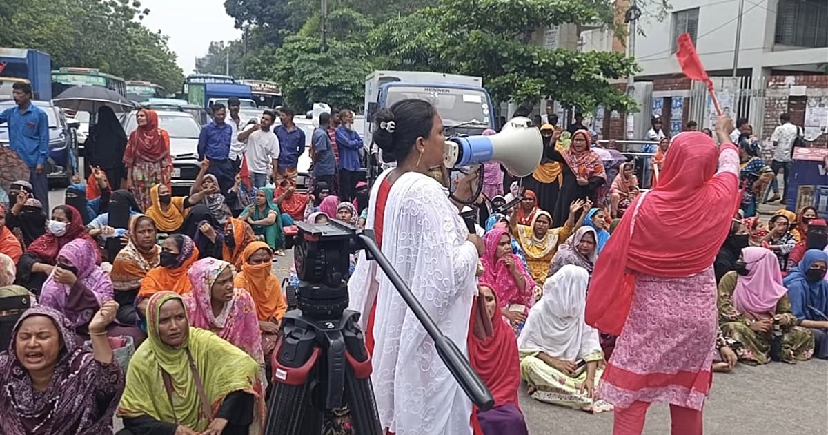 বকেয়া বেতনের দাবিতে সড়ক অবরোধ, আড়াই ঘণ্টা পর স্বাভাবিক তেজগাঁও