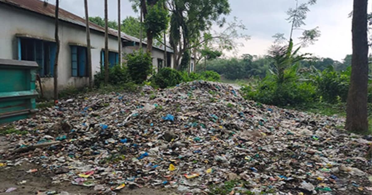 স্কুলের পাশেই ময়লার স্তূপ, দুর্গন্ধে অতিষ্ঠ শিক্ষক-শিক্ষার্থী