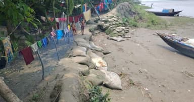 লালমোহনে বেড়িবাঁধ ভেঙে ১৪০ পরিবার ঝুঁকিতে