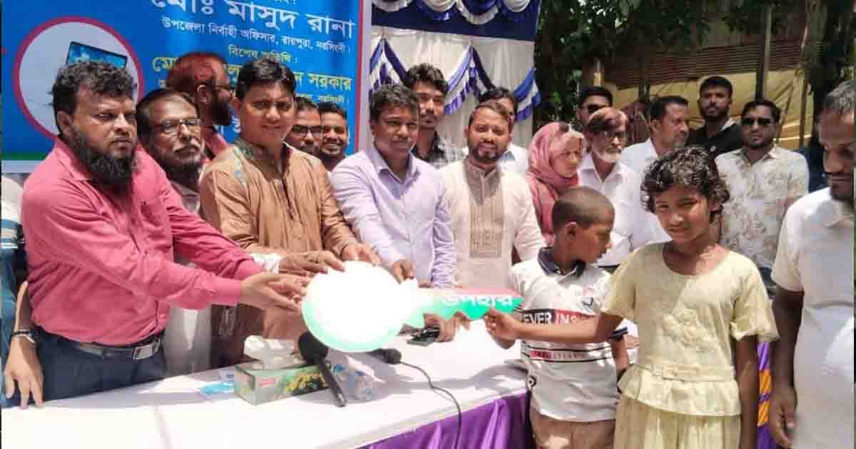 সেচ্ছাসেবীদের দানে নতুন ঘর পেলেন রায়পুরার সেই ৬ প্রতিবন্ধী