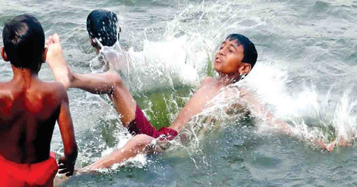 ভ্যাপসা গরম ও ঘন ঘন বিদ্যুৎ বিভ্রাটে বিপর্যস্ত জনজীবন