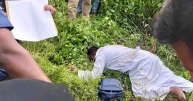 নওগাঁয় রেললাইনের পাশে শিক্ষকের লাশ, স্বজনদের দাবি হত্যা