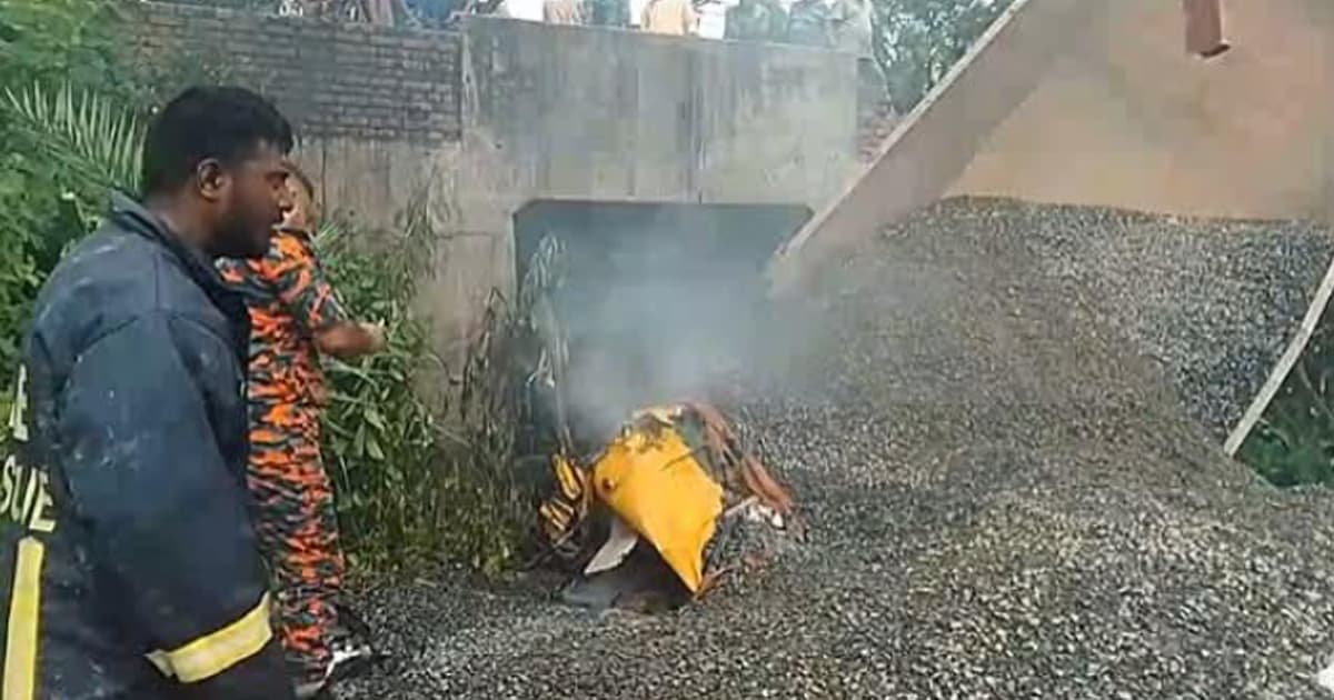 কুষ্টিয়ায় পাথরবোঝাই ট্রাক খাদে উল্টে আগুন, চালক-সহকারী নিহত