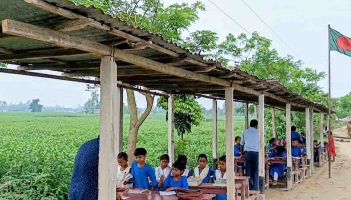 যমুনার গ্রাসে চকরতিনাথ স্কুল, বাঁধের ধুলোবালিতেই ক্লাস