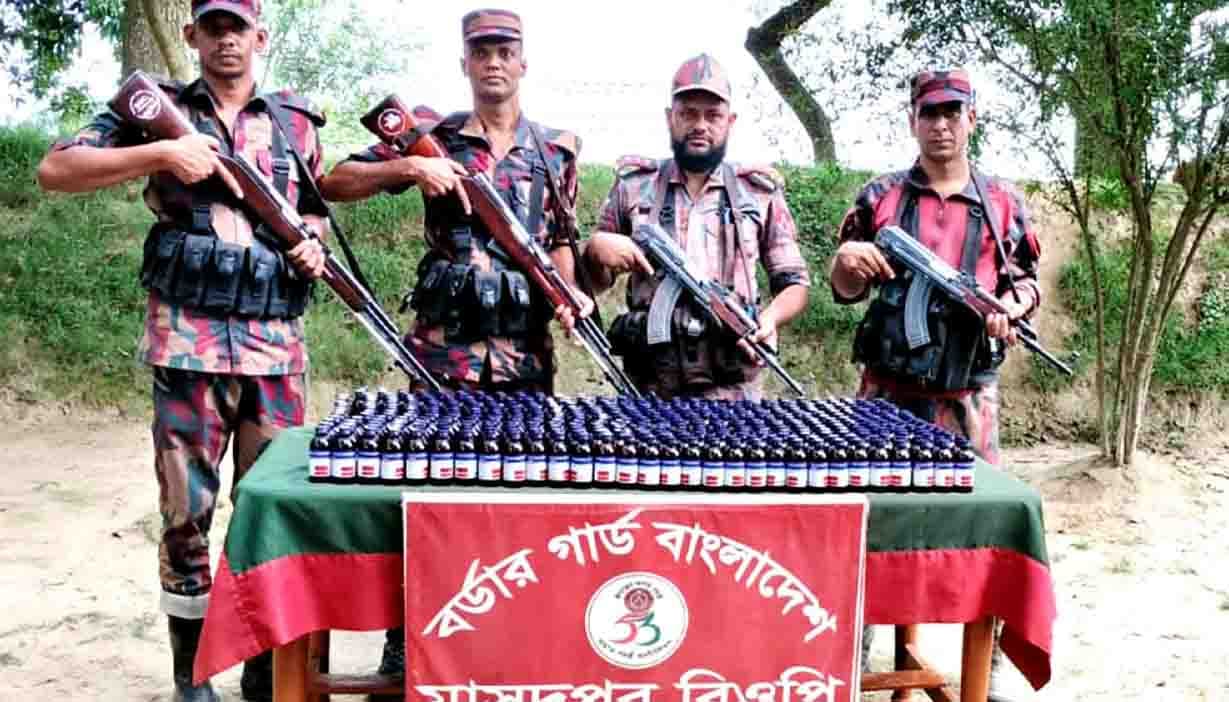 মাসুদপুর সীমান্তে ৪৪৩ বোতল এস্কাফ সিরাপ জব্দ