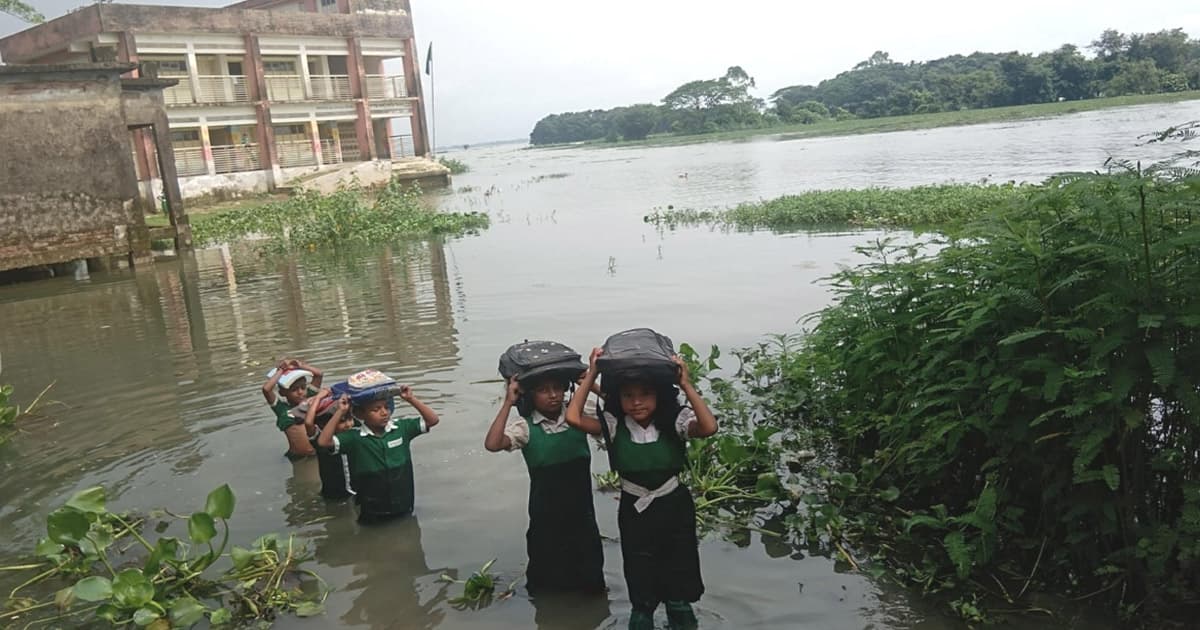 বর্ষায় হাওরে শিক্ষার্থীদের ঝুঁকিপূর্ণ পারাপার