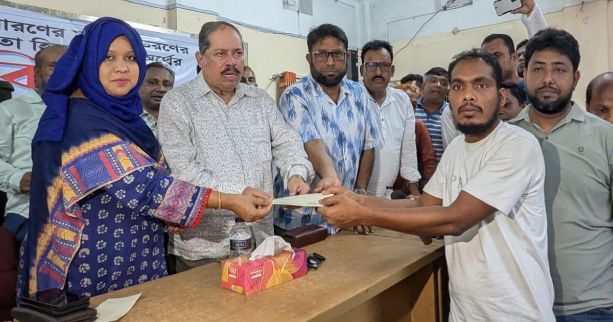 বরিশালে দুস্থ পরিবারের মাঝে আর্থিক সহায়তার চেক বিতরণ