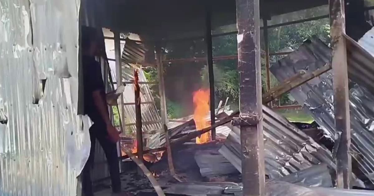 স্কুলছাত্রীকে শ্লীলতাহানি: অভিযুক্তের ব্যবসাপ্রতিষ্ঠানে ভাঙচুর ও অগ্নিসংযোগ