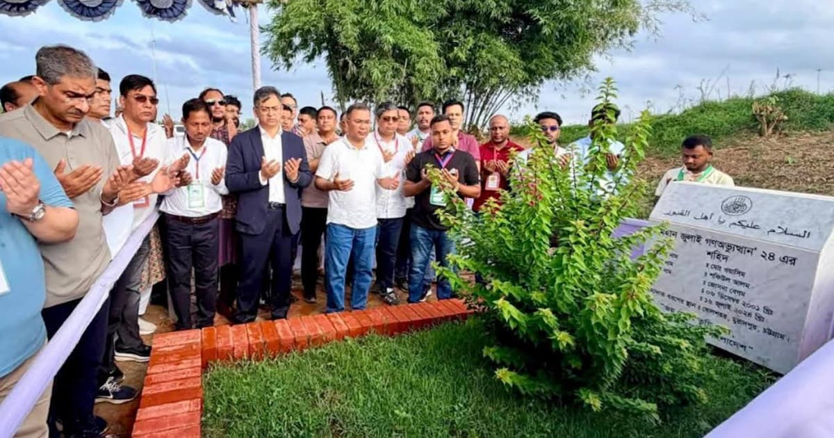 জুলাই আন্দোলনে শহিদ ওয়াসিমের কবর জিয়ারত করেছেন প্রধানমন্ত্রী