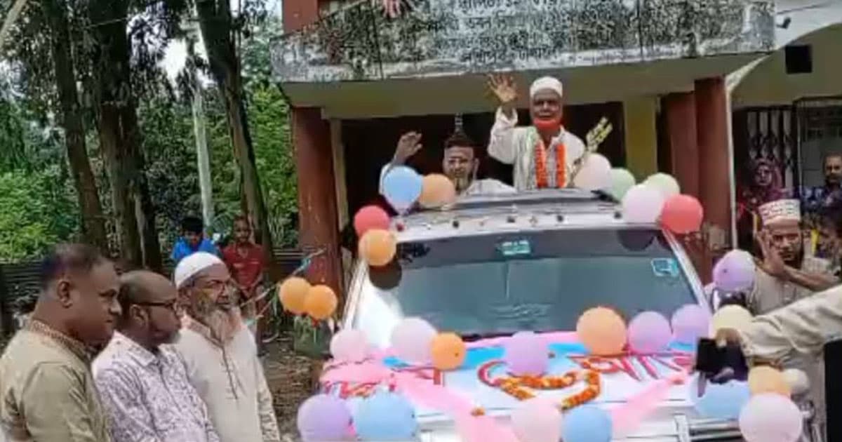 ফুলসজ্জিত জিপগাড়িতে বাড়ি ফিরলেন অবসরপ্রাপ্ত শিক্ষক