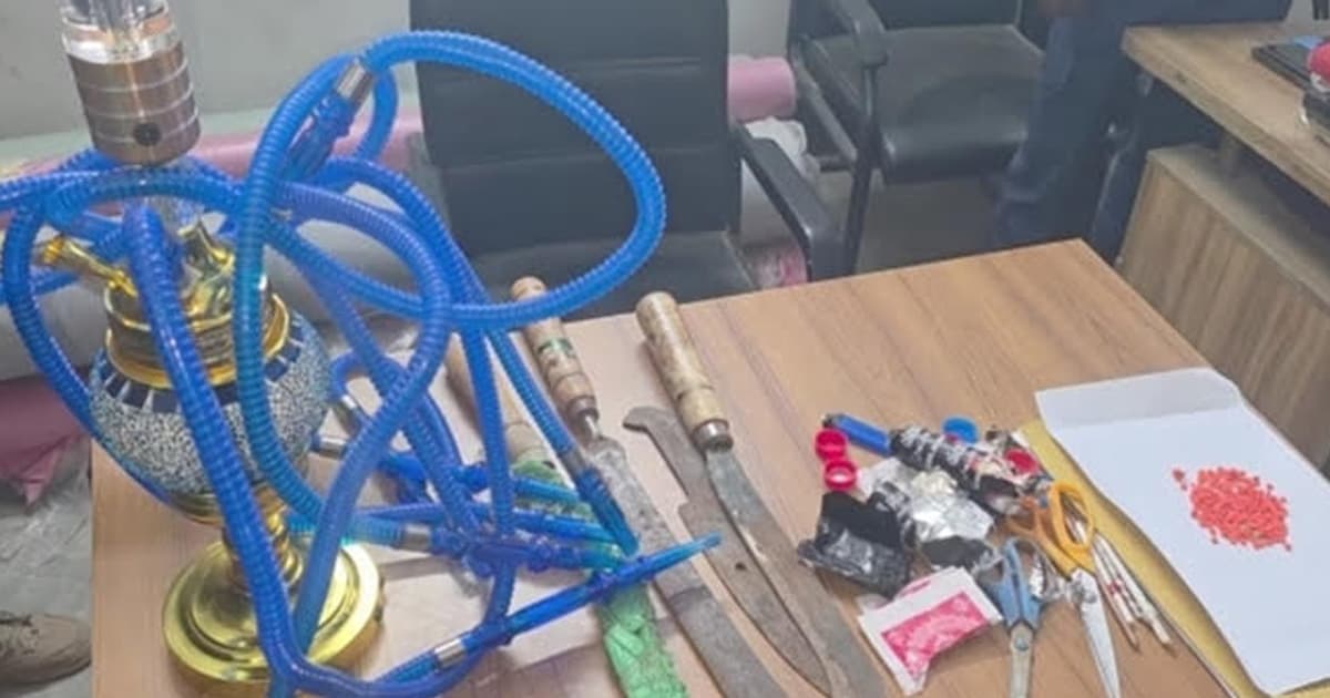 গাজীপুরে অস্ত্র ও মাদক সেবনের সরঞ্জামসহ আটক ১