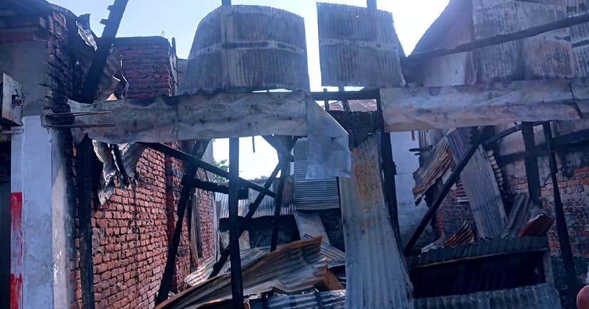 আমুয়া বন্দরে ভয়াবহ অগ্নিকান্ডে তিনটি ঘর পুড়ে ছাই