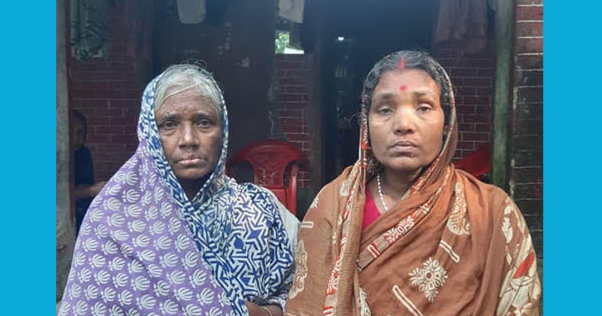 হুইসেল বাজিয়ে লুটপাটের পর বাড়িগুলোতে ধরিয়ে দেয় আগুন