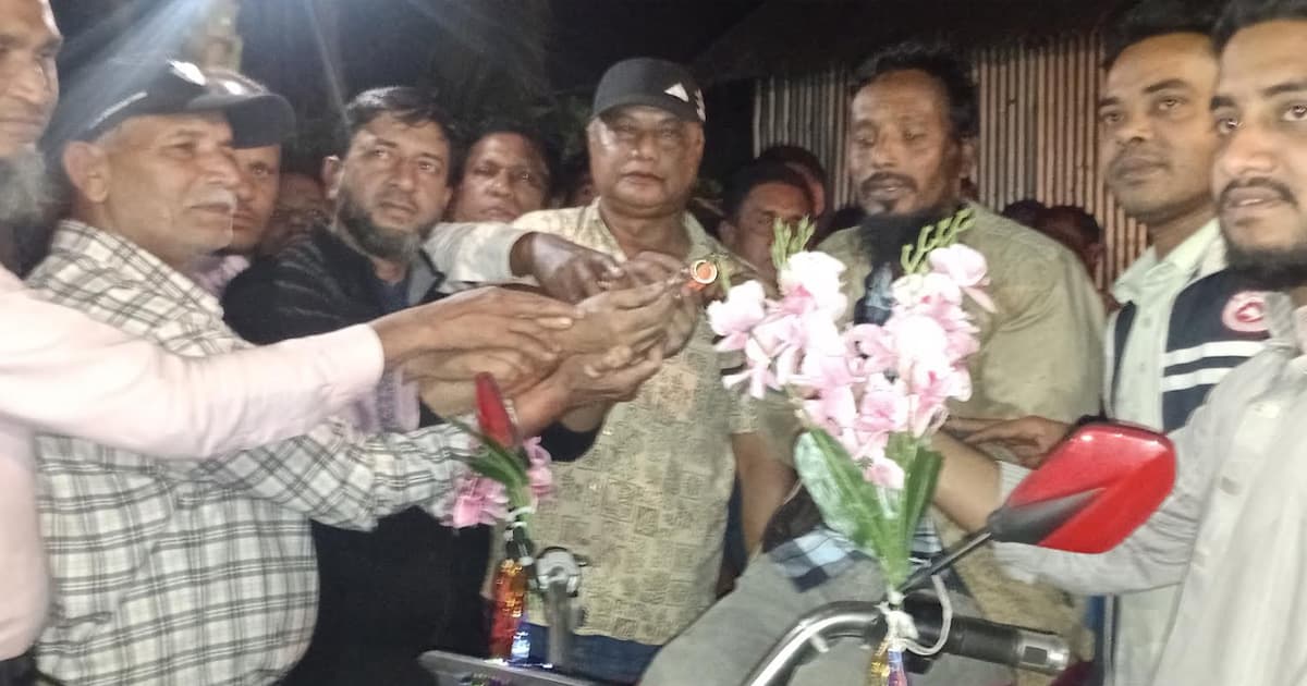 চুরি হওয়া পুরাতন ভ্যানের বদলে নতুন ভ্যান পেলেন জামাল