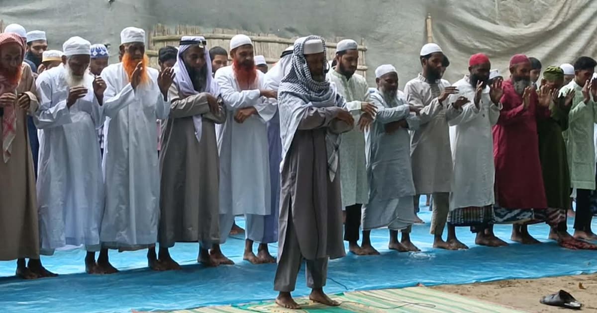 সৌদির সাথে মিল রেখে শিবগঞ্জের কিছু এলাকায় ঈদের নামাজ আদায়