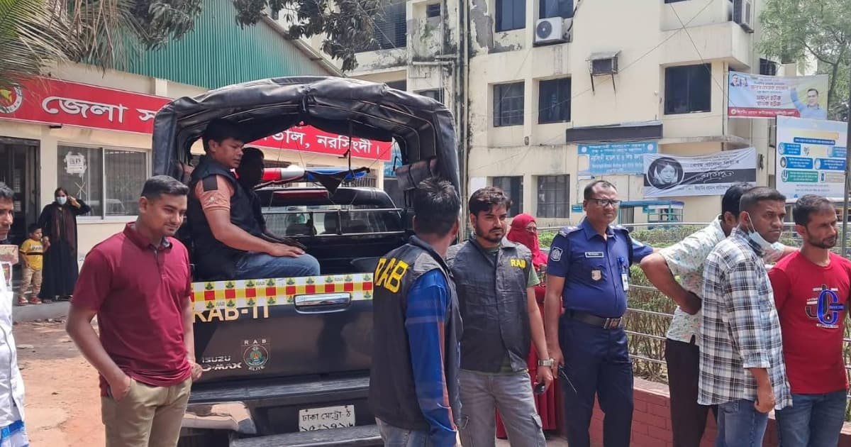 স্বাস্থ্যমন্ত্রীর নির্দেশনায় নরসিংদীর হাসপাতালে ১৩ দালাল আটক