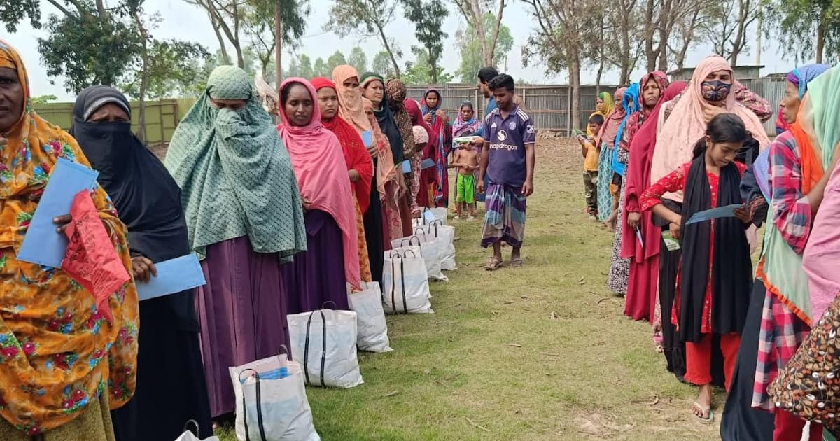 তাড়াশে শতাধিক দুস্থ পরিবারের মুখে হাসি ফোটালো ‘ডানা ইলেক্ট্রনিক্স’