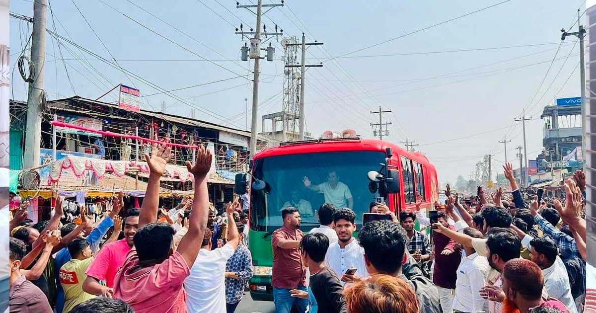 প্রধানমন্ত্রীকে স্বাগত জানাতে ১০ কিলোমিটারজুড়ে মানুষের ভিড়