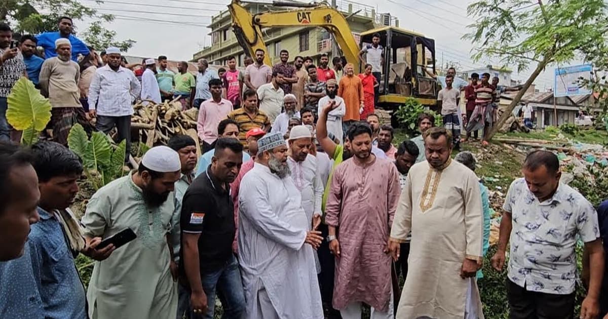 বাগেরহাট শহর রক্ষাবাঁধের ড্রেন সচলকরণ কর্মসূচি অনুষ্ঠিত