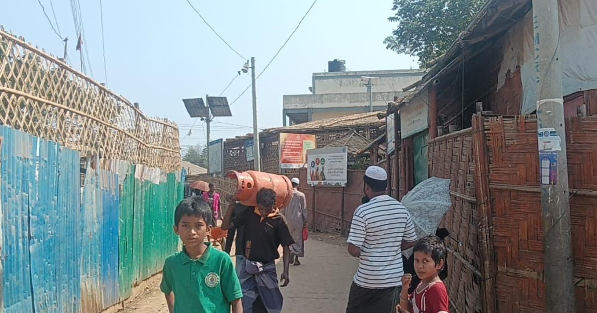 কাঁটাতারে বন্দি স্বদেশ