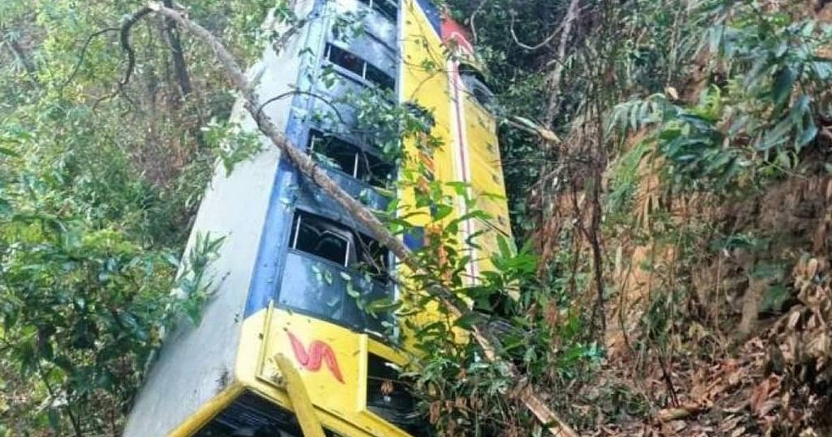 বান্দরবানে পর্যটকবাহী বাস খাদে, আহত ২০