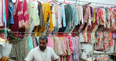 ঈশ্বরদীতে ব্যস্ততা বেড়েছে দর্জি পাড়ায়