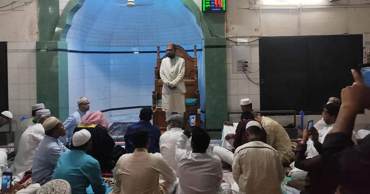 ঈদের নামাজের ইমামতি করলেন জবি উপাচার্য