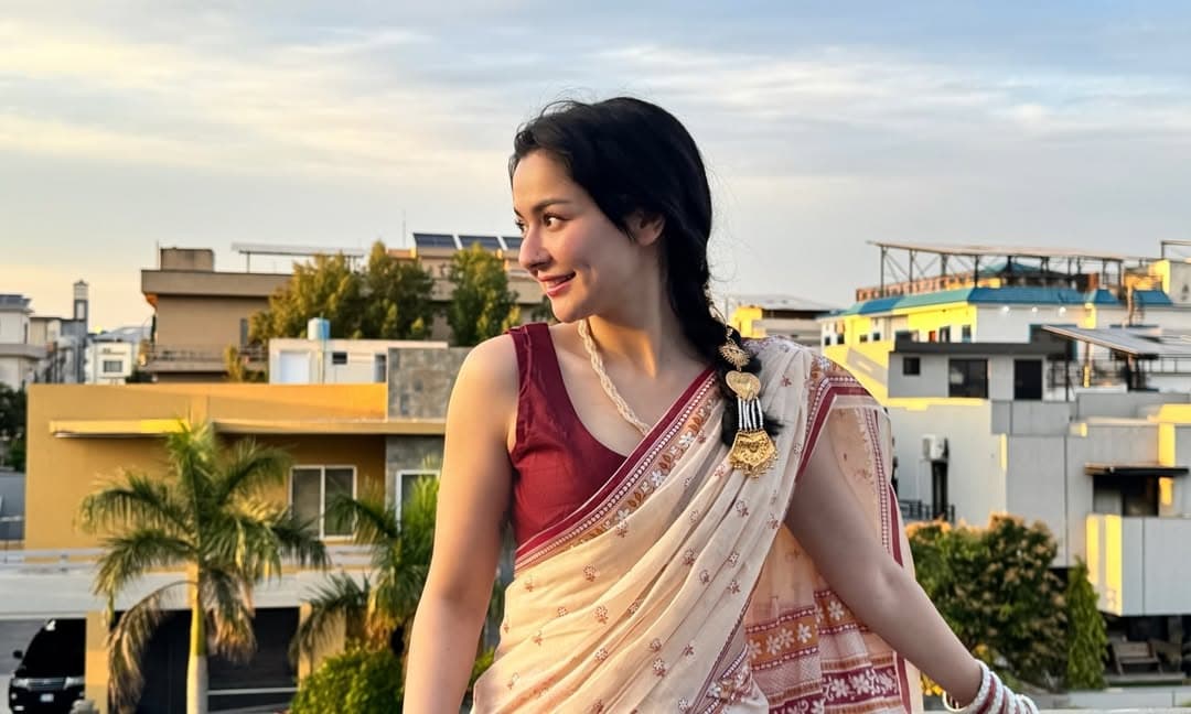 চোখে-মুখে বয়ে যাচ্ছে হাসির ঢেউ।
