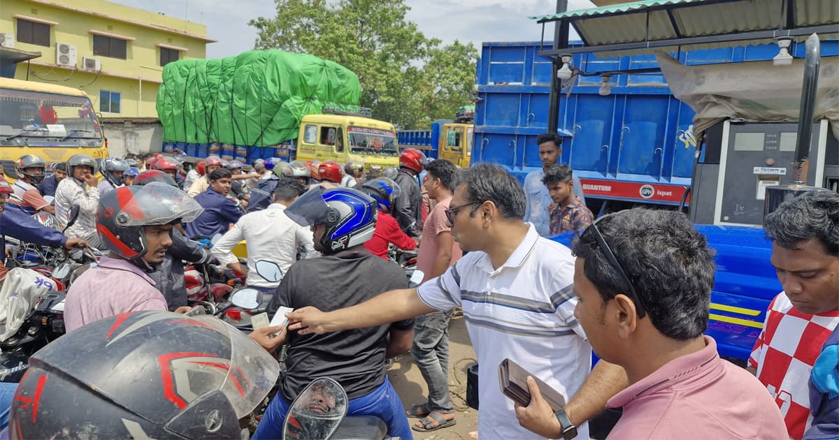 বৈধ কাগজ ছাড়া মিলছে না তেল