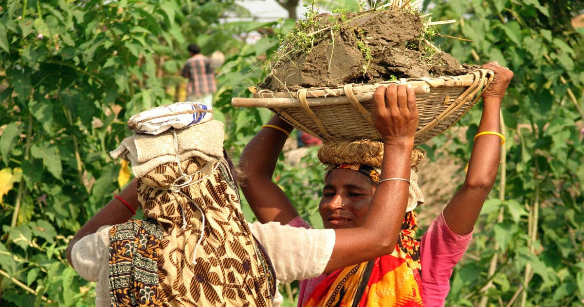 মজুরি বৈষম্যের জাঁতাকলে শ্রমজীবী নারীরা
