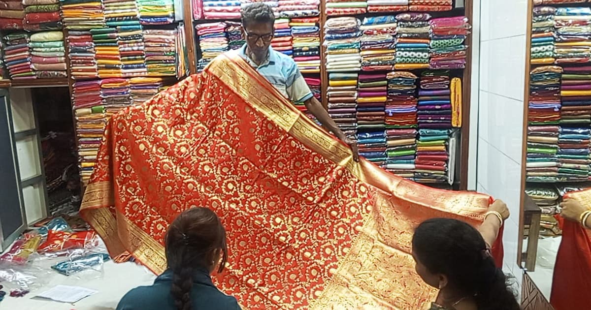 শাড়িতে মজেছে নারী, যশোরে ঈদের বাজারে রঙিন ব্যস্ততা