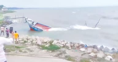 হঠাৎ ঝড়ে পদ্মায় ডুবে গেলো ৩ ট্রলার