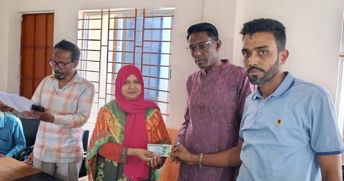 দুমকিতে আলতাফ হোসেন চৌধুরীর ঈদ উপহার বিতরণ