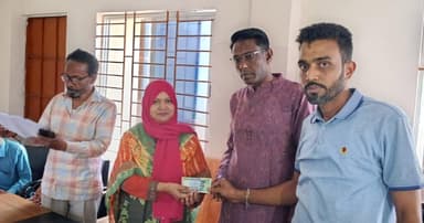 দুমকিতে আলতাফ হোসেন চৌধুরীর ঈদ উপহার বিতরণ