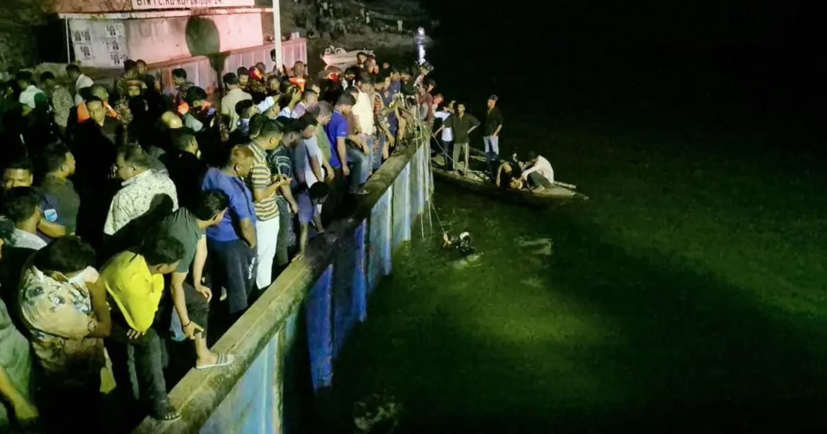 ফেরিতে উঠতে গিয়ে নদীতে বাস: নিহত ২, জীবিত উদ্ধার ১১