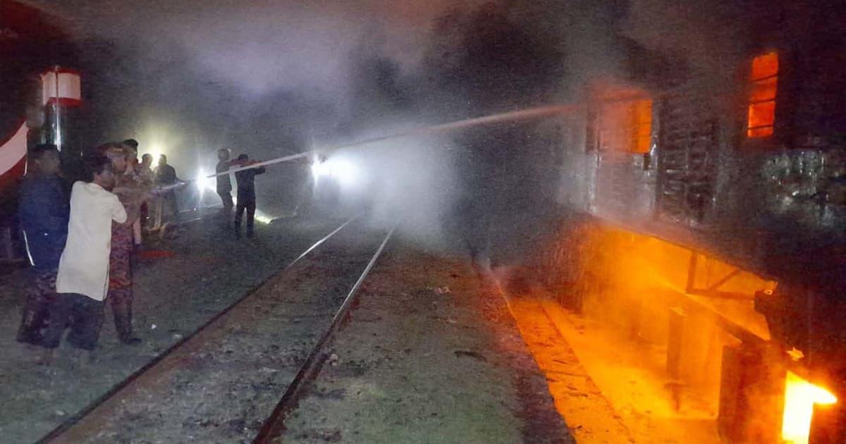 পার্বতীপুরে ট্রেনের পাওয়ারকারে অগ্নিকাণ্ড