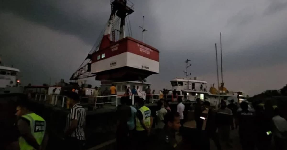 পদ্মায় বাস ডুবি, ঝড়ো বাতাসে উদ্ধার কাজ ব্যাহত